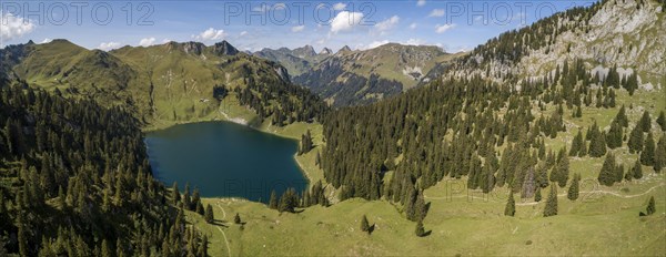 Oberstockesee with view to Sattelspitz and Gantrisch