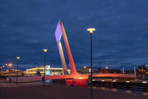 New movable pedestrian bridge over the Admiral Basin