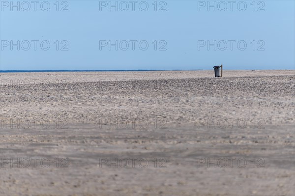 Rubbish bin at the bathing beach