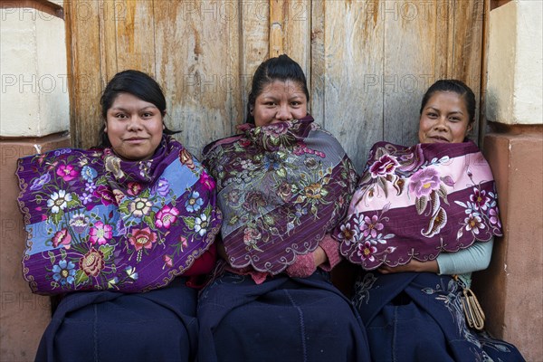 Local Tzotzil marketwomen having a chat