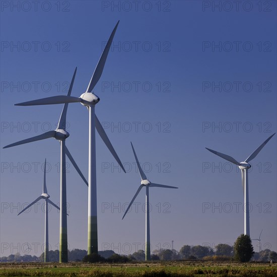 Wind turbines in Marschlandschaft
