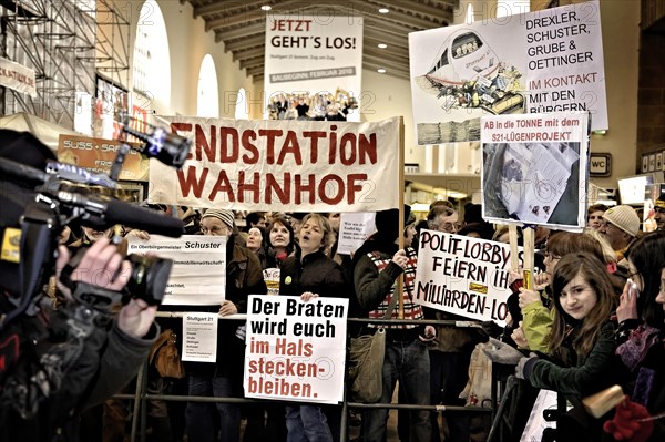 Start of construction for the Stuttgart 21 railway project: buffer stop 049 is symbolically lifted off the track while opponents of the railway project demonstrate at Stuttgart Central Station. Mismanagement and suspicions of corruption plague the railway project. Stuttgart