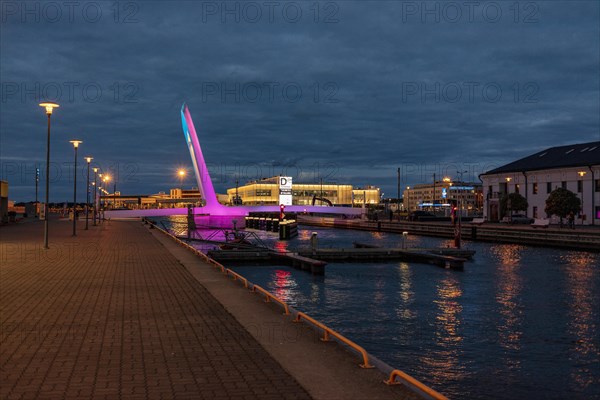 New movable pedestrian bridge over the Admiral Basin