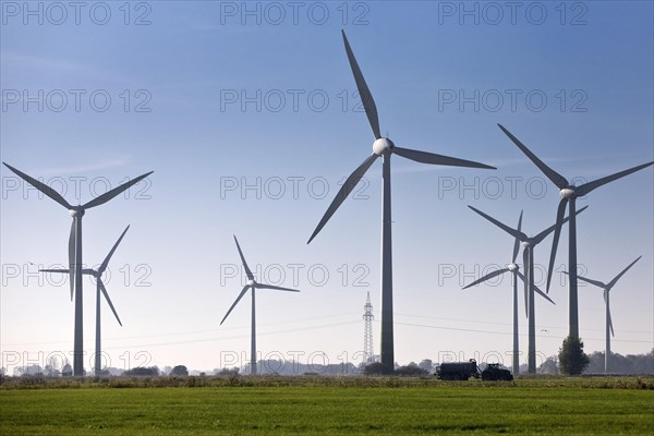 Wind turbines in Marschlandschaft