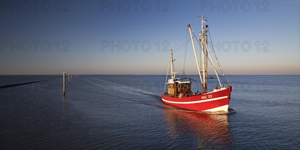 Shrimp cutter in front of the harbour entrance to Neuharlingersiel