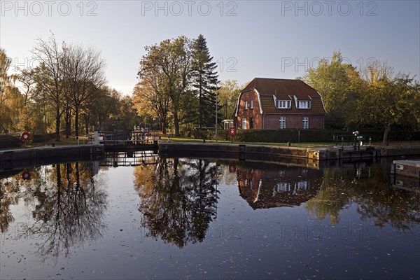 Central chamber of the Kesselschleuse with the lock servant's house in autumn