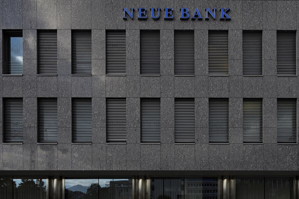 Building and lettering Neue Bank