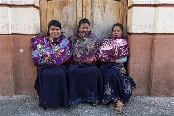 Local Tzotzil marketwomen having a chat