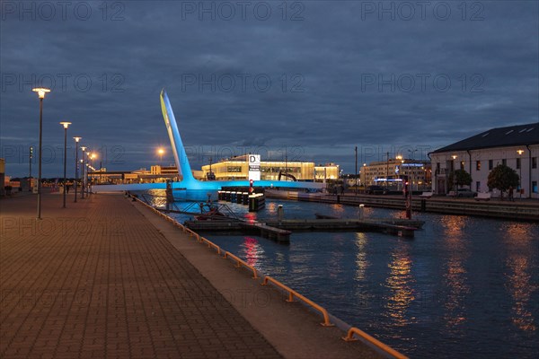 New movable pedestrian bridge over the Admiral Basin