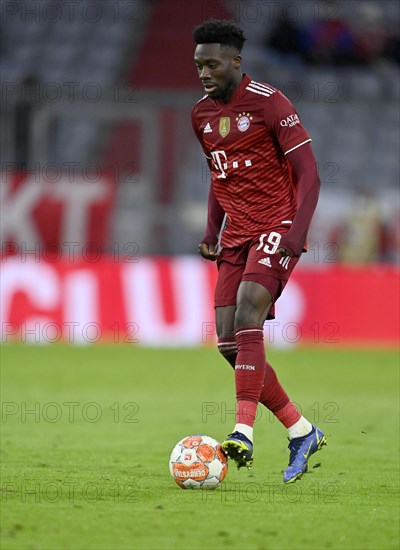 Alphonso Davies FC Bayern Munich FCB 19 on the ball