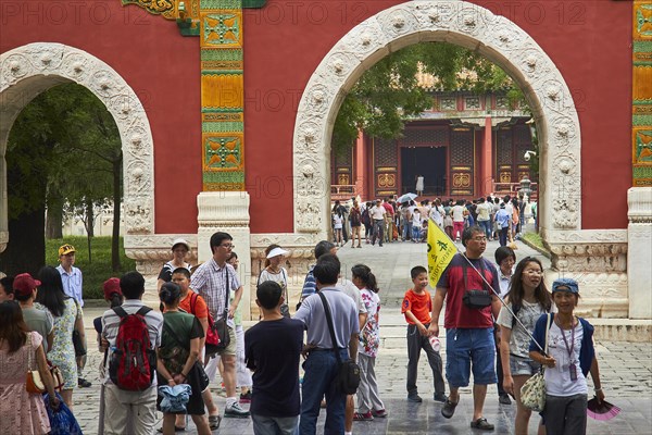 Tourists and school classes at the Confucius Temple