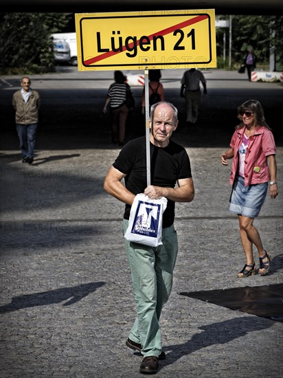 Demonstration against Stuttgart 21: Mismanagement and suspicion of corruption weigh on the railway project. Lies and deception are frequent accusations by opponents of the station. Stuttgart