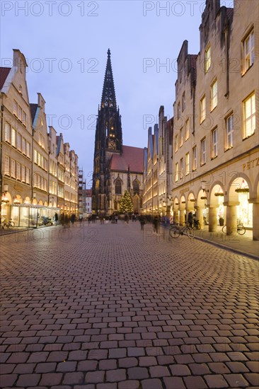 Christmas decorated gabled houses at Prinzipalmarkt with St. Lamberti Church