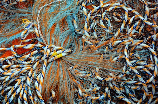 Coloured cordage for fishing nets