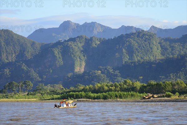 Longboat on the Rio Alto Beni