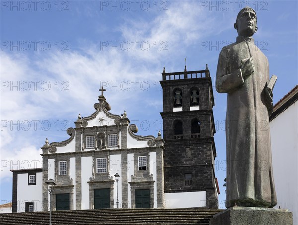 Monument to Dr Gaspar Fructuoso with the Church of Nossa Senhora da Estrela