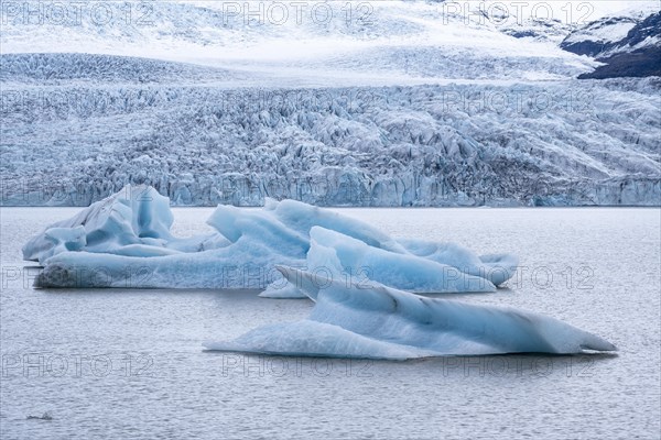 Glacial lake Fjallsarlon
