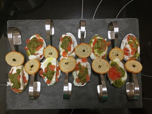 Amuse-gueule served on special spoons