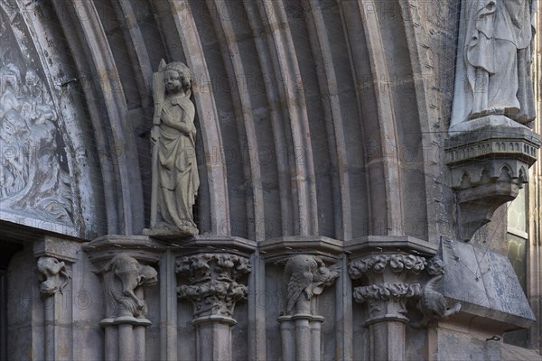 Figures on the portal of the Last Judgement around 1310