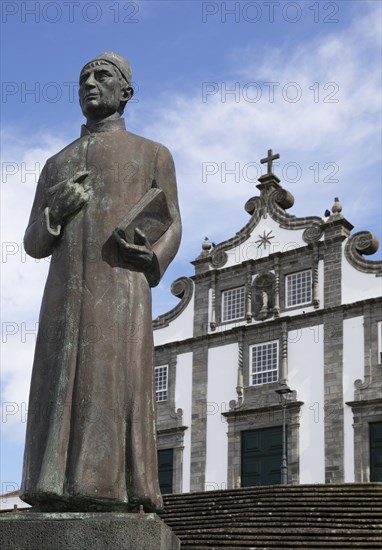 Monument to Dr Gaspar Fructuoso with the Church of Nossa Senhora da Estrela