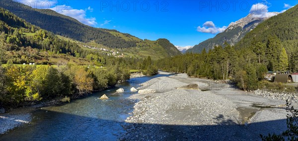 Gravel banks on the Inn in autumn