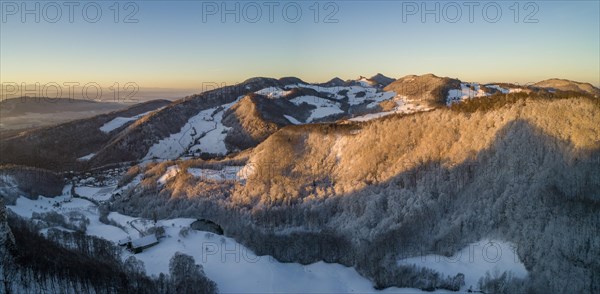 Early morning over the first Jura chain