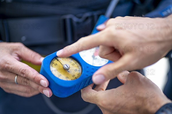 Man explaining that pressure gauge shows how much air is in the tank during scuba diving