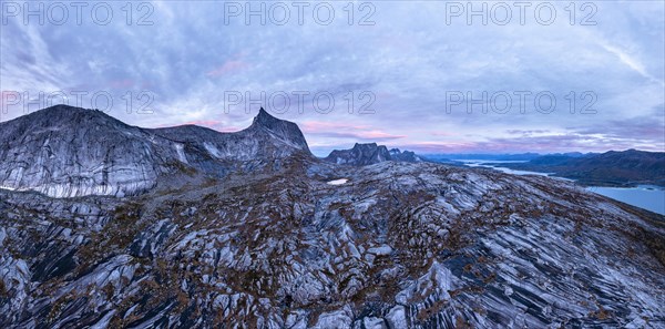 Mountains Kulhornet and Stortinden