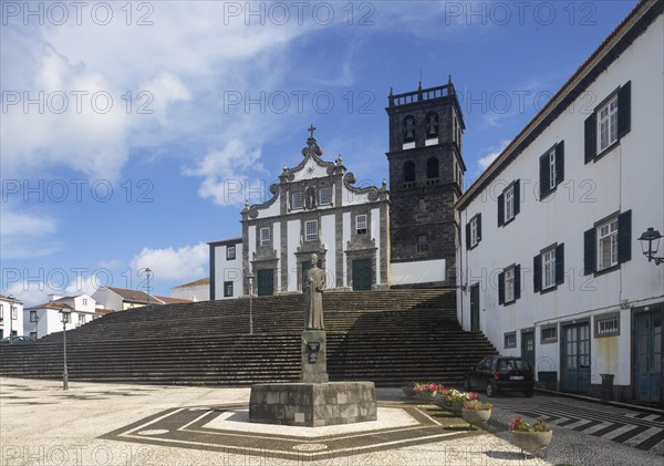 Monument to Dr Gaspar Fructuoso with the Church of Nossa Senhora da Estrela