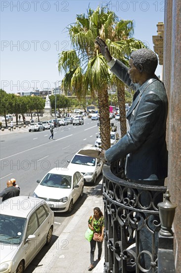 Nelson Mandela statue on the balcony of City Hall