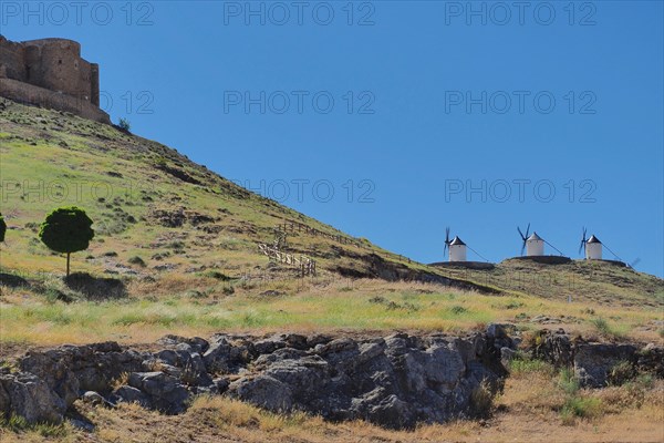 Castillo de la Muela with windmills of Consuegra