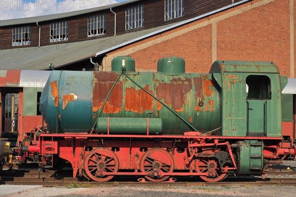 Green diesel locomotive at Hanau-Grossauheim station