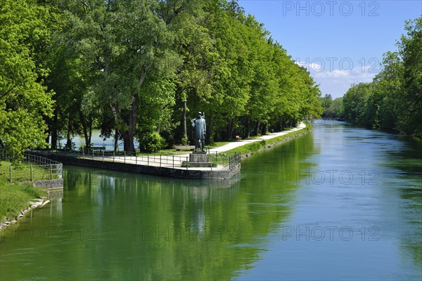 Raft Monument on the Isar Canal