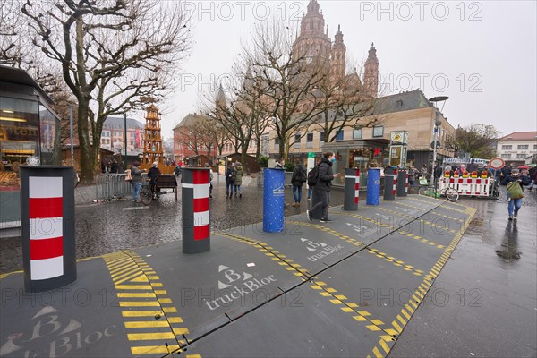 A truck barrier protects access to the Christmas market on Domplatz in front of Mainz Cathedral. Mainz