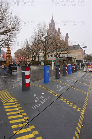 A truck barrier protects access to the Christmas market on Domplatz in front of Mainz Cathedral. Mainz