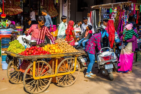 Colourful markets and craftsmen in the old town of Bundi