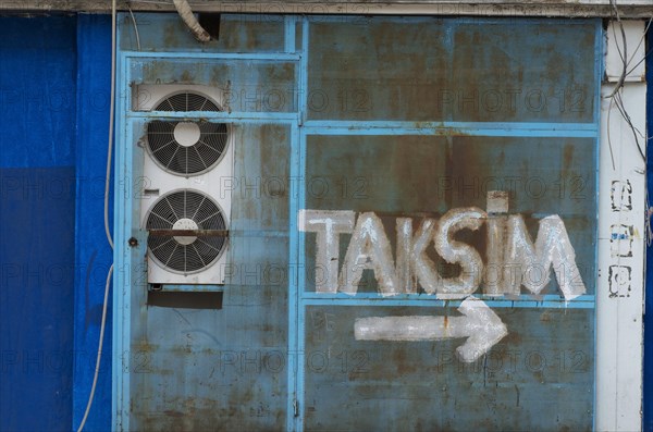 Painted directional arrow to Taksim Square