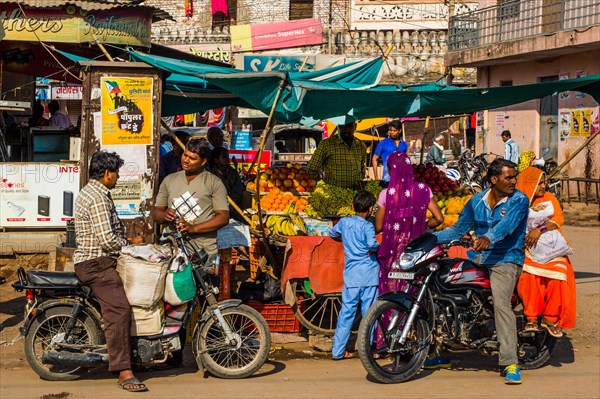 Colourful markets and craftsmen in the old town of Bundi