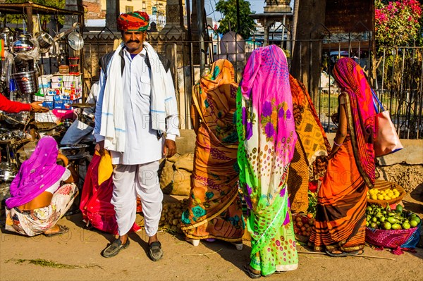 Colourful markets and craftsmen in the old town of Bundi