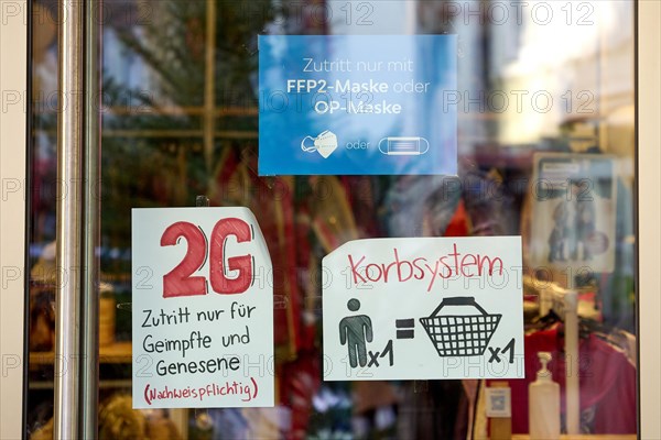 Signs point out the 2G rule in retail due to the Corona pandemic. Customers must be vaccinated or recovered. Mainz