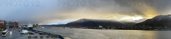 At the harbour with view to the Ice Sea Cathedral