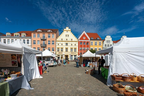 Market with arts and crafts articles