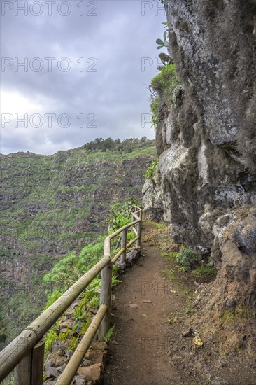 Section of path secured with wooden railing up to Mirador de Abrante