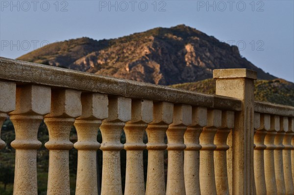 Parapet with columns