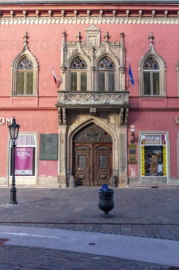 Building on the main alleyway