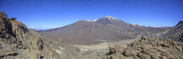 View from the edge of the caldera to the Teide