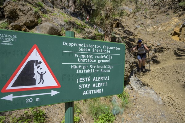 Rockfall warning sign