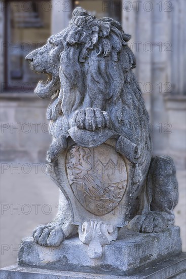 Lion sculpture with coat of arms from 1890
