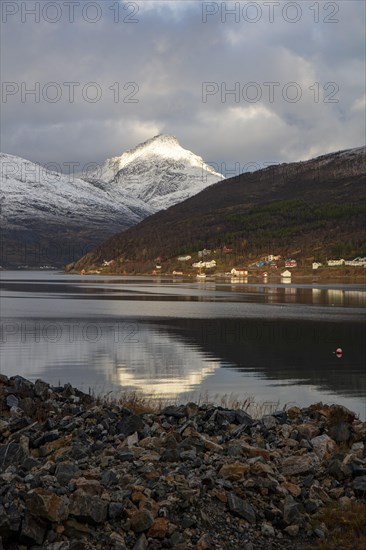 View over Kaldfjorden in autumn