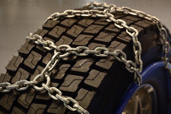 Snow chain truck tyres